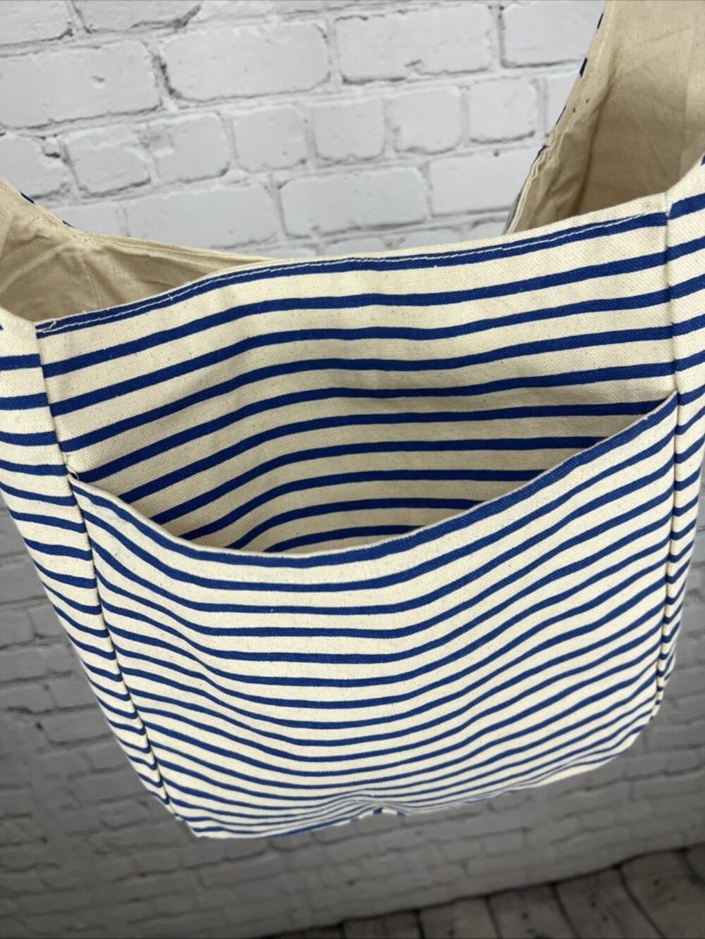 NWT Inis the Energy of the Sea Tote Beach Bag Rope Handles Off White Blue Canvas - Picture 3 of 7
